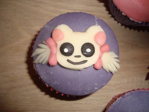 http://i610.photobucket.com/albums/tt181/jenniiej91/Eerstecupcakesclose-up.jpg