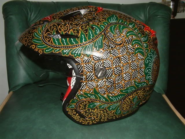 helm batik