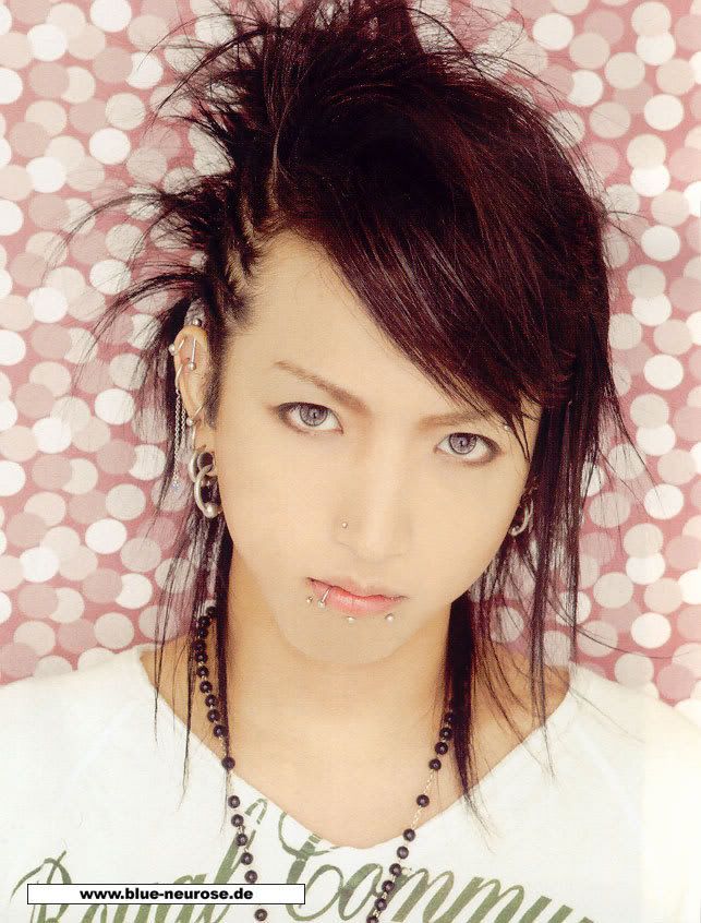 Hitsugi always reminds me of Aki (when it comes to piercings)